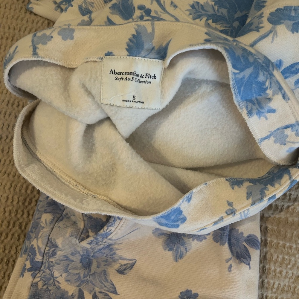 Floral Blue and Cream Set - Picture 2 of 4